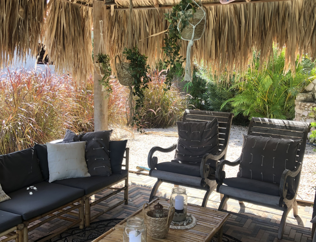 Een gezellige palapa met bamboe lounge set